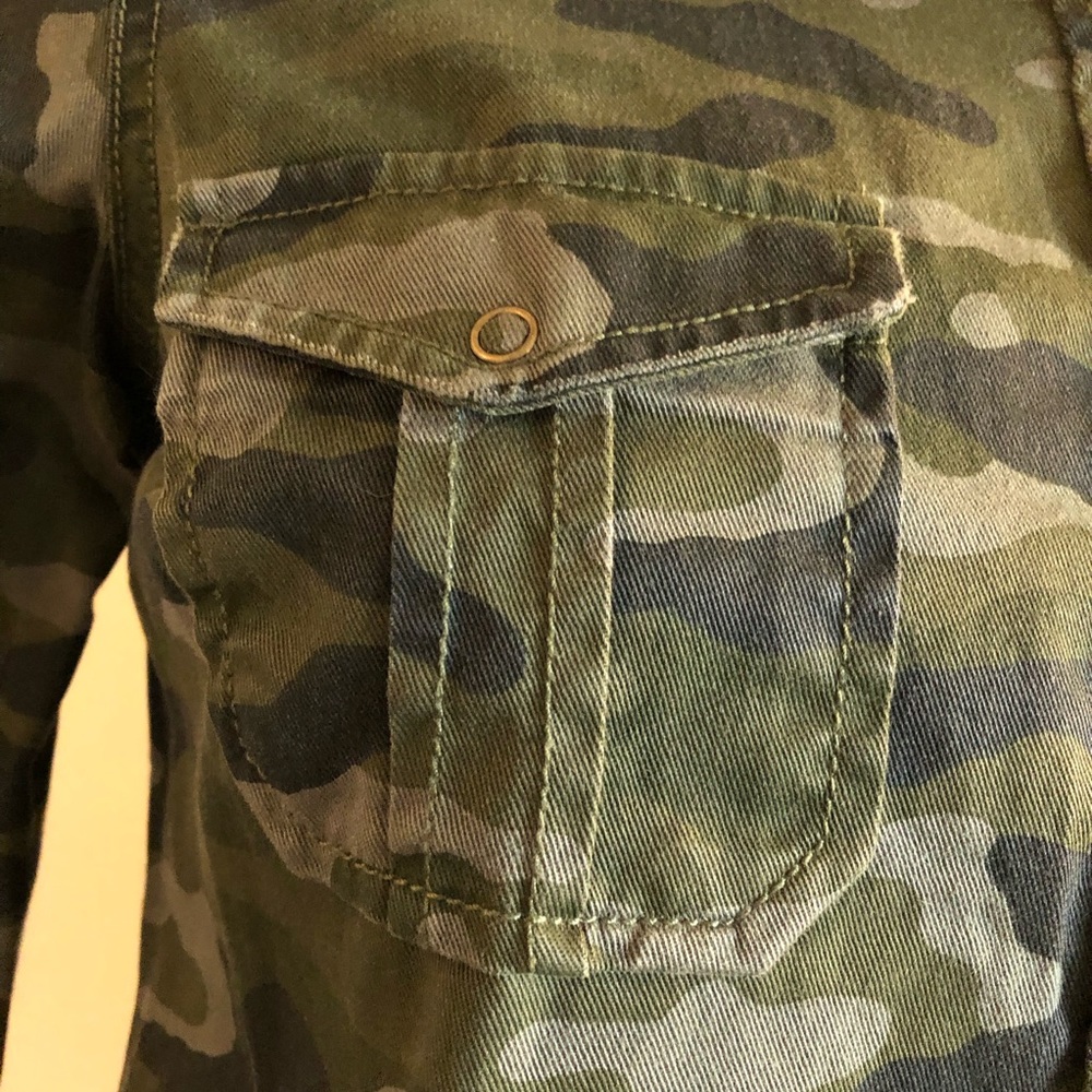 Arizona Jeans Camouflage Amazing Shirt Snaps Size Small NWOT - Picture 4 of 5